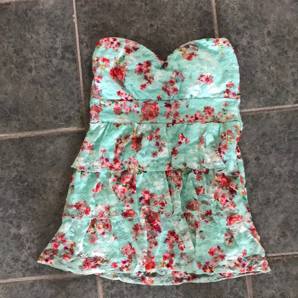 🌸Floral and lace halter top🌸